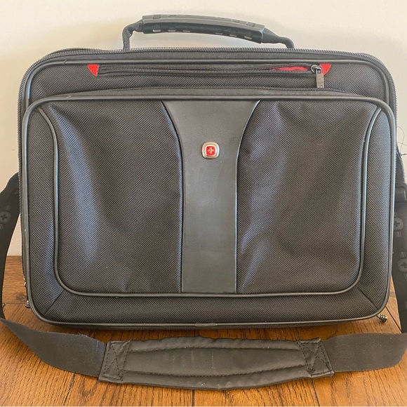 Swiss Gear 15.6" Legacy Top Load Laptop Case - Picture 2 of 3